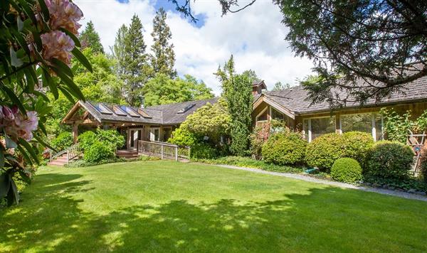 Outdoor picture of Beau Lodge in the summer